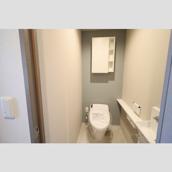 トイレ (もちろん温水洗浄暖房便座です)