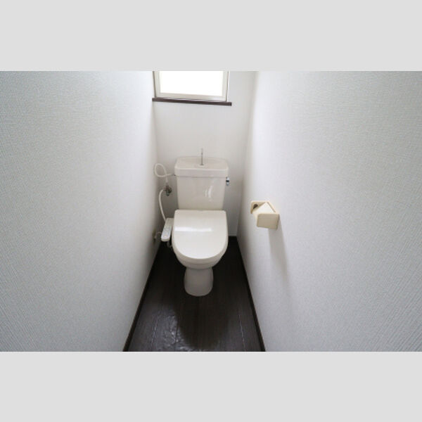 トイレ (もちろん温水洗浄暖房便座です(小窓付))