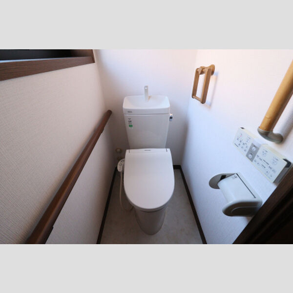 トイレ (もちろん温水洗浄暖房便座です)