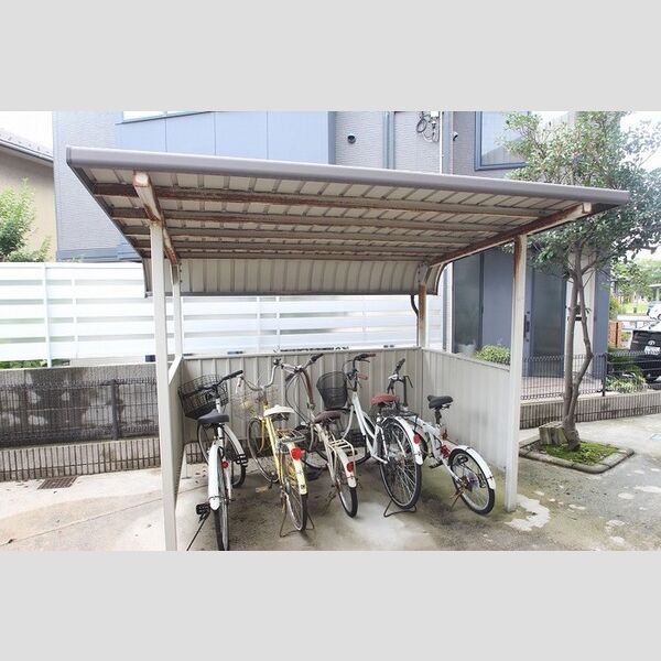 現地周辺 (駐輪場)