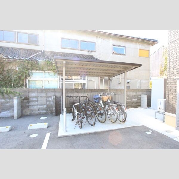 現地周辺 (駐輪場)