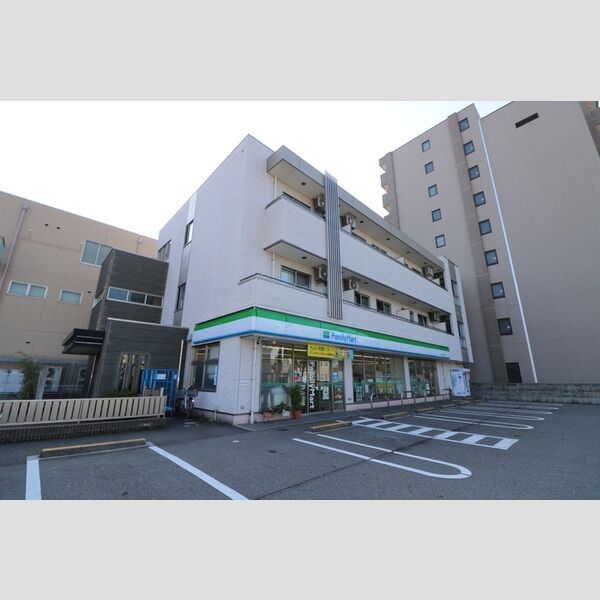 現地周辺 (②ファミリーマート金沢けやき通り店)