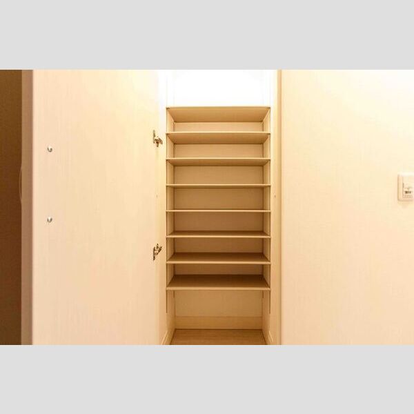 その他 (玄関収納)