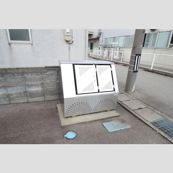現地周辺 (ゴミ置場)
