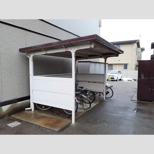 現地周辺 (駐輪場)
