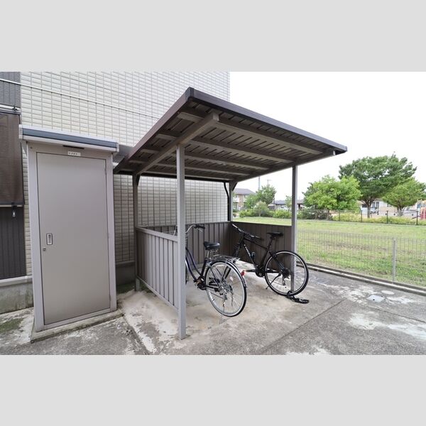 現地周辺 (駐輪場)