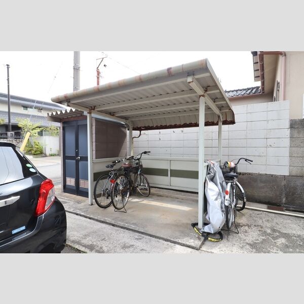 現地周辺 (駐輪場)