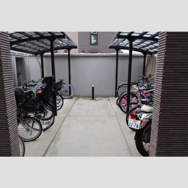 現地周辺 (駐輪場)