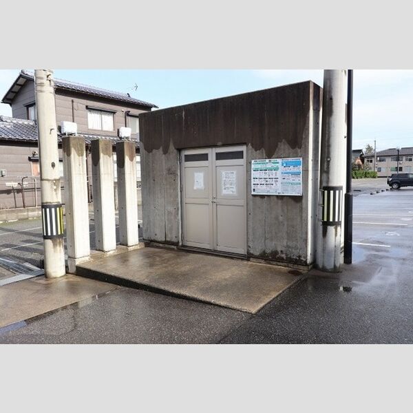 現地周辺 (ゴミ集積場)