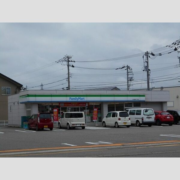 現地周辺 (ファミリーマート　金沢増泉三丁目店)