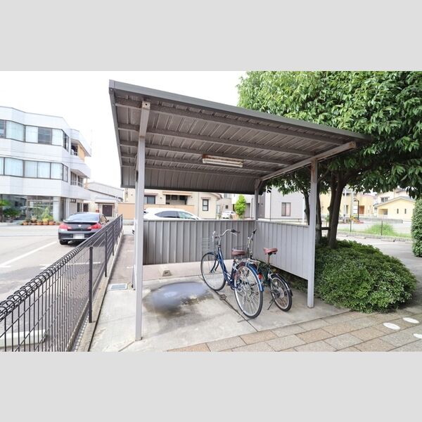 現地周辺 (駐輪場)