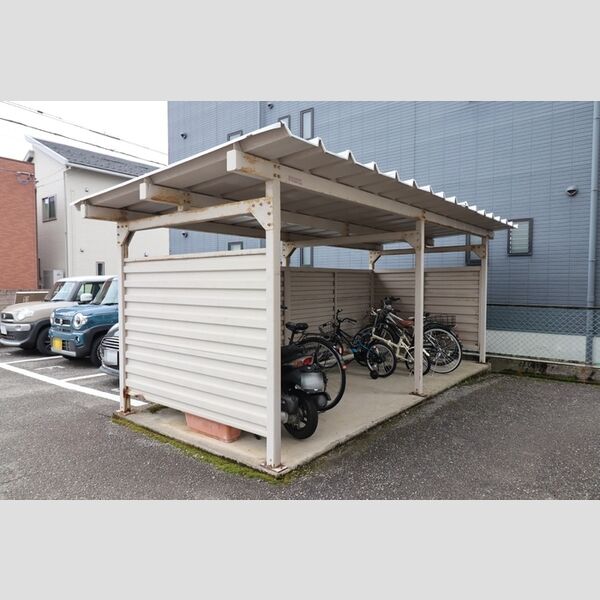 現地周辺 (駐輪場)