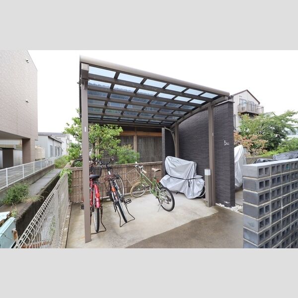 現地周辺 (駐輪場)