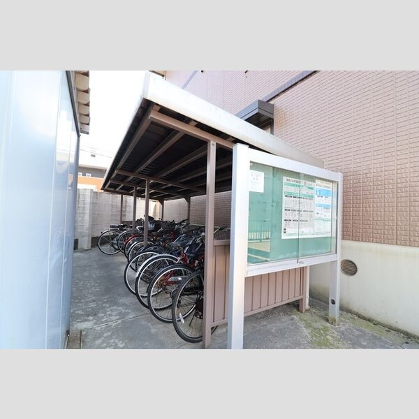 現地周辺 (駐輪場)