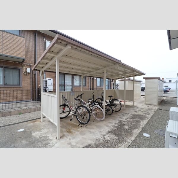現地周辺 (駐輪場)