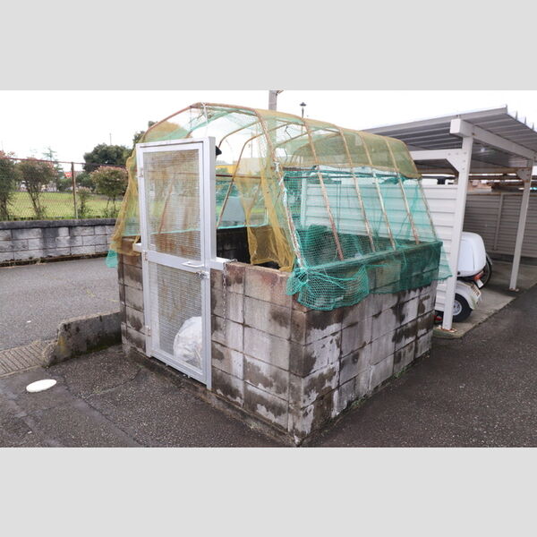 現地周辺 (ゴミボックス)