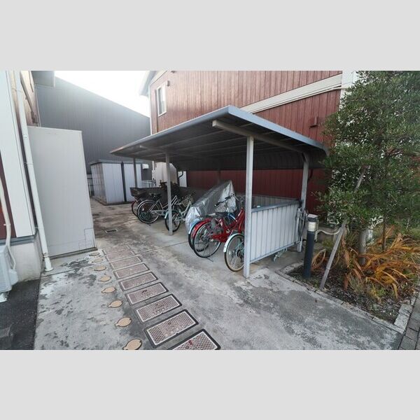 現地周辺 (駐輪場)