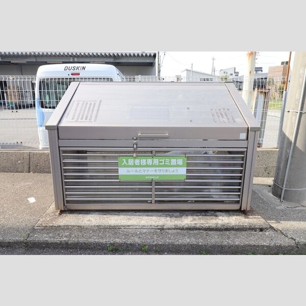 現地周辺 (ゴミ置場)