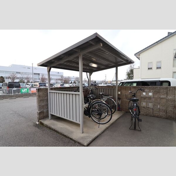 現地周辺 (駐輪場)