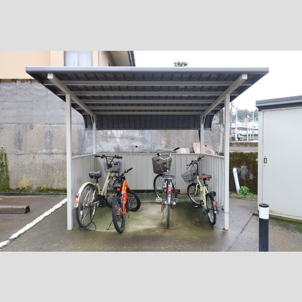 現地周辺 (駐輪場)