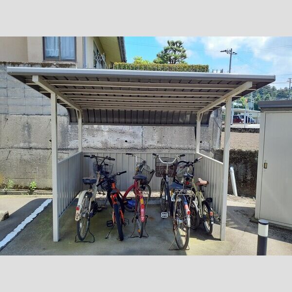 現地周辺 (駐輪場)