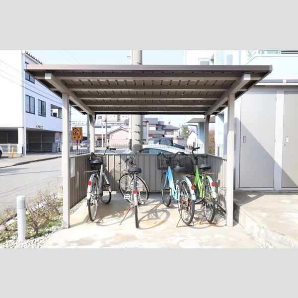 現地周辺 (駐輪場)