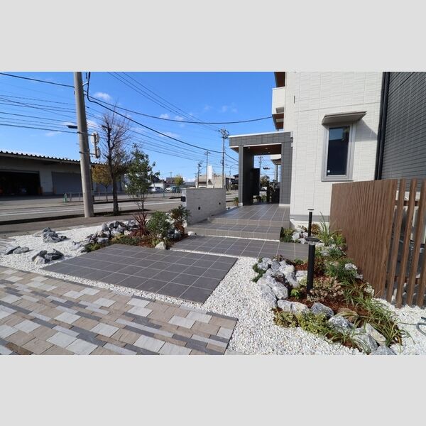 現地周辺 (玄関アプローチ)