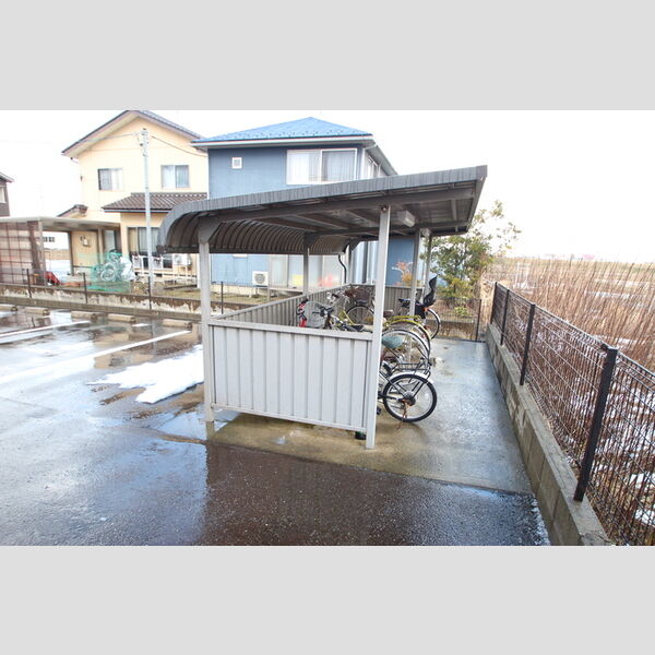 現地周辺 (駐輪場)