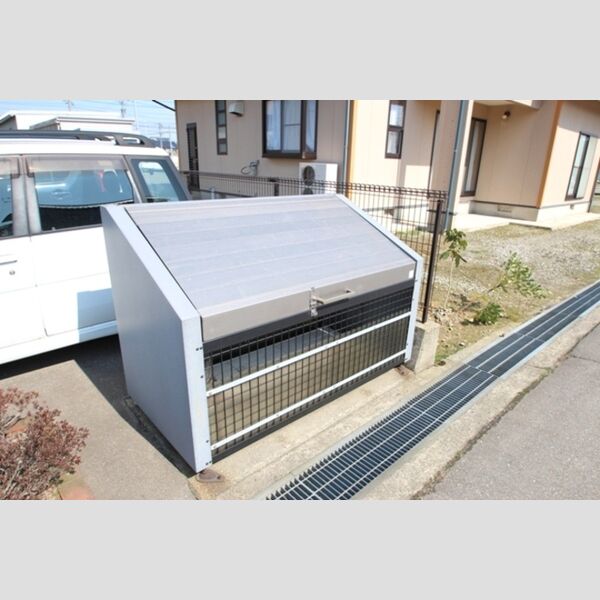 現地周辺 (ゴミ置場)