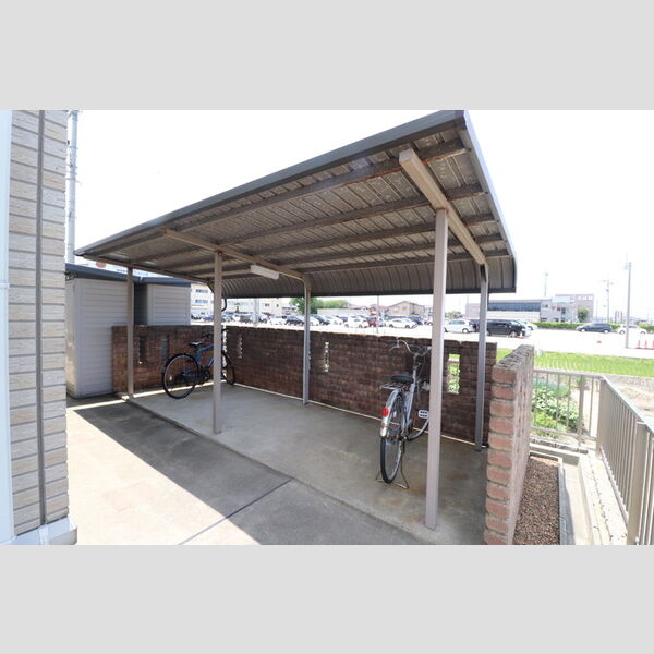 現地周辺 (駐輪場)