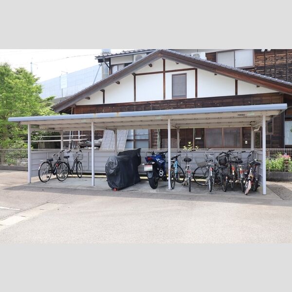 現地周辺 (駐輪場)