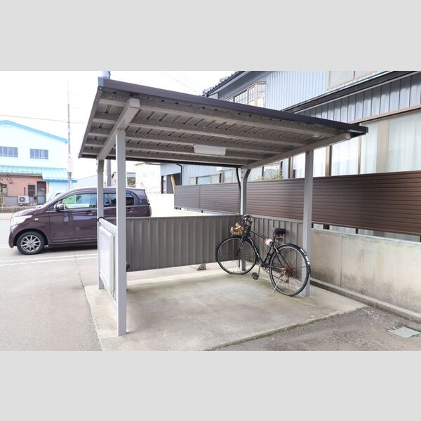 現地周辺 (駐輪場)