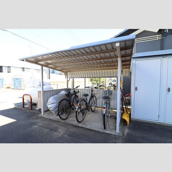 現地周辺 (駐輪場)