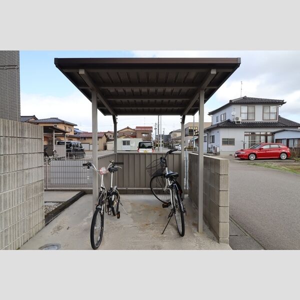 現地周辺 (駐輪場)