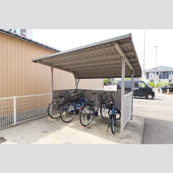 現地周辺 (駐輪場)