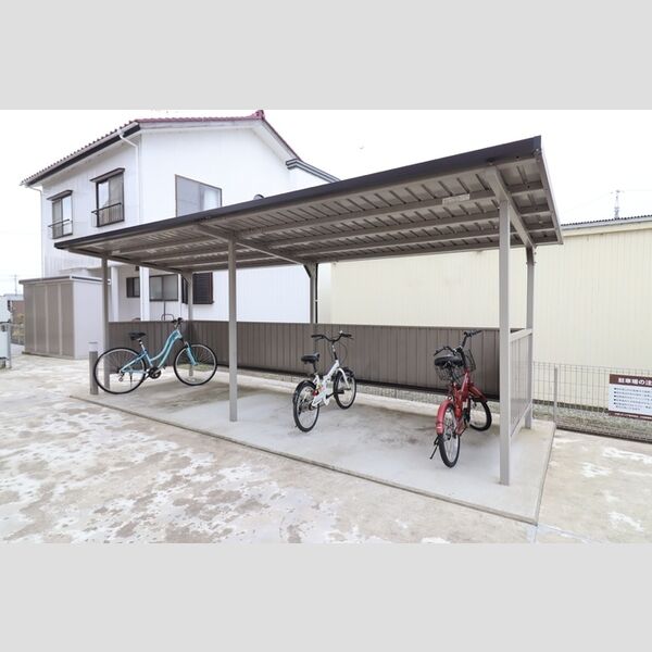 現地周辺 (駐輪場)