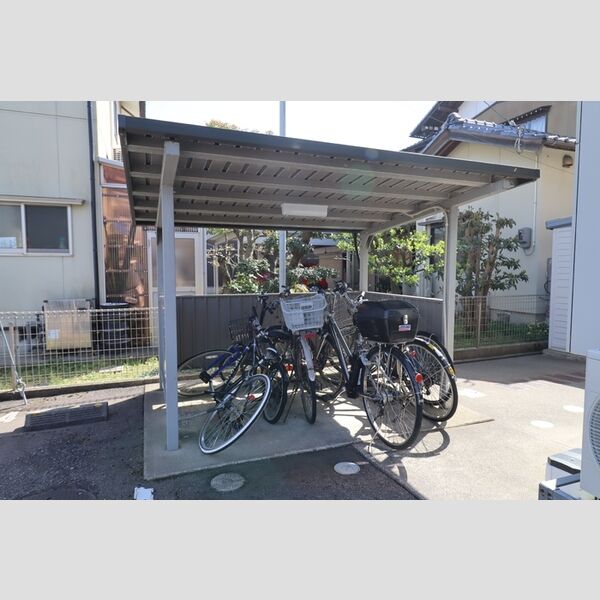 現地周辺 (駐輪場)