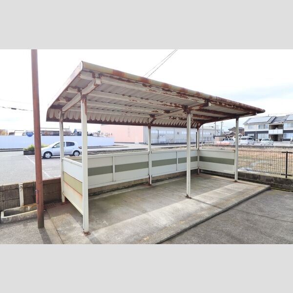 現地周辺 (駐輪場)