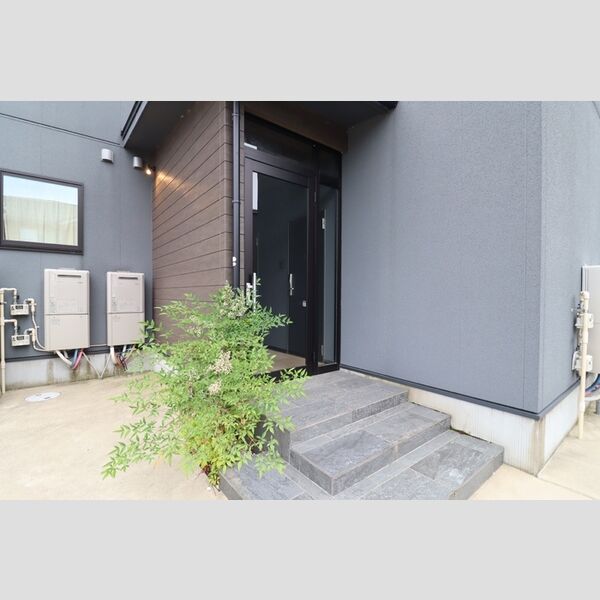 現地周辺 (玄関アプローチ)