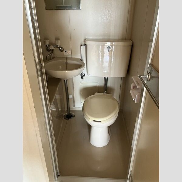 トイレ (トイレ)