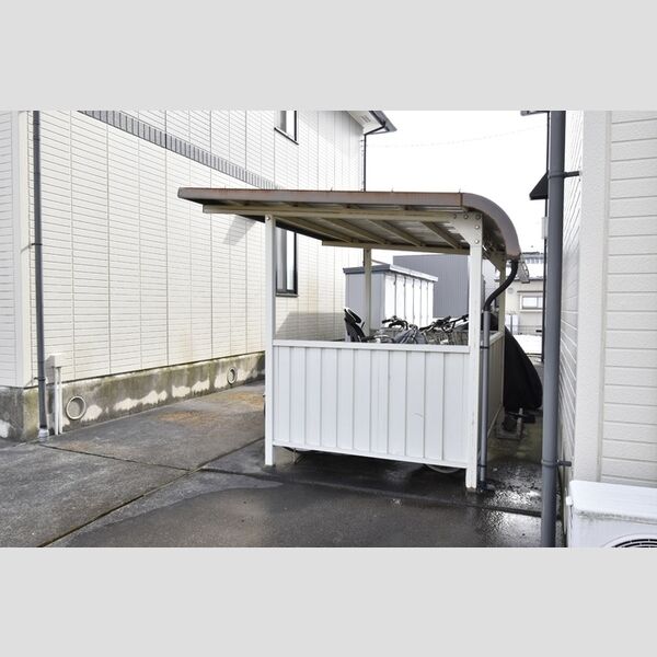 現地周辺 (駐輪場)