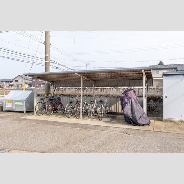 現地周辺 (駐輪場)