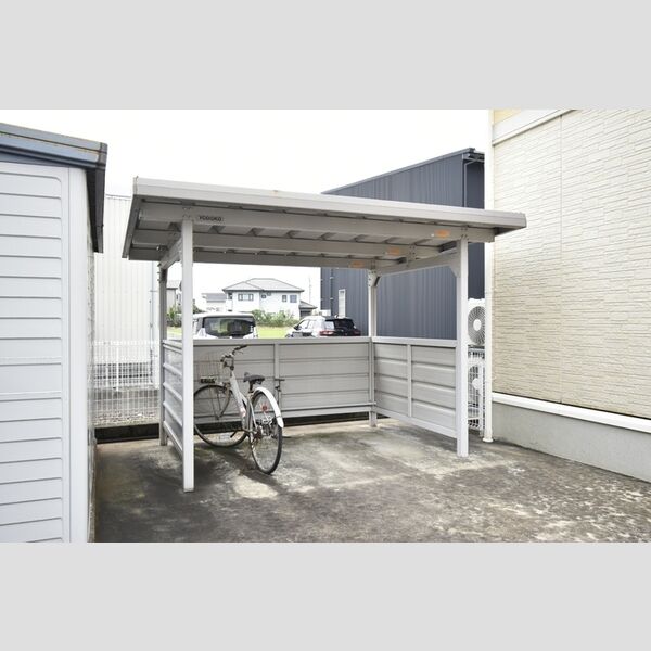 現地周辺 (駐輪場)