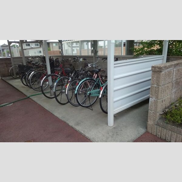 現地周辺 (駐輪場)