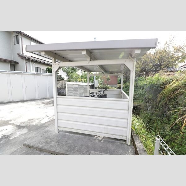 現地周辺 (駐輪場)