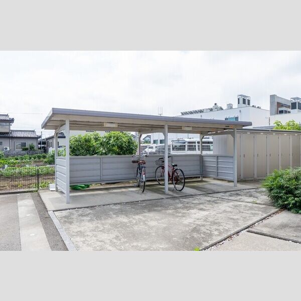 現地周辺 (駐輪場)