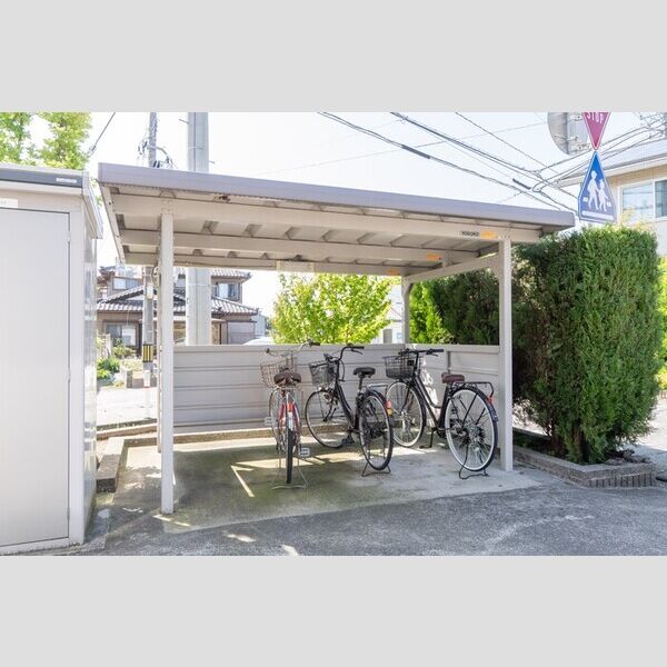 現地周辺 (駐輪場)