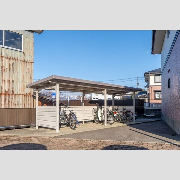 現地周辺 (駐輪場)