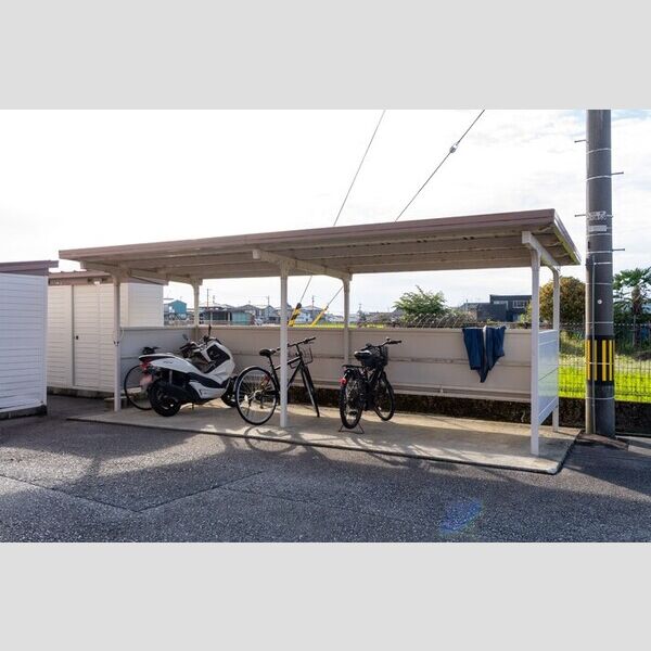 現地周辺 (駐輪場)