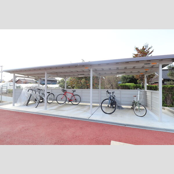 現地周辺 (駐輪場)